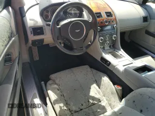 2009 Aston Martin DB9 z VIN SCFAD02E79GB10991, wystawiony jako Copart lot #75089204 z przebiegiem Nie podano mil oraz Szkody całkowita. Historia ofert i sprzedaży dostępna na DreamBid. Obrazek 8.