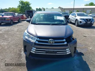 2018 Toyota Highlander LE z VIN 5TDZARFH8JS033994, wystawiony jako IAAI lot #42245699 z przebiegiem 140 608 mil mil oraz . Historia ofert i sprzedaży dostępna na DreamBid. Obrazek 13.