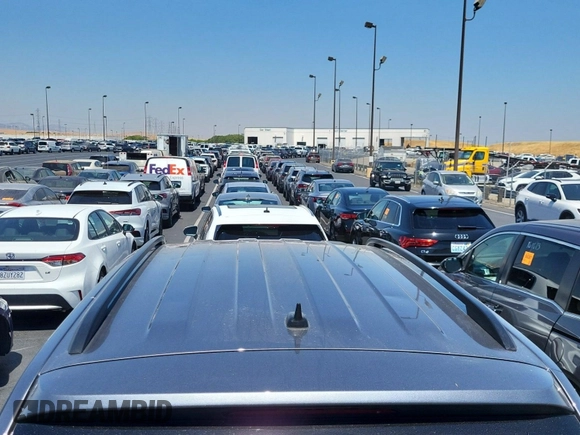 2023 Volkswagen Atlas SE z VIN 1V2HR2CA5PC526012, wystawiony jako IAAI lot #42796408 z przebiegiem 41 216 mil mil oraz . Historia ofert i sprzedaży dostępna na DreamBid. Obrazek 47.