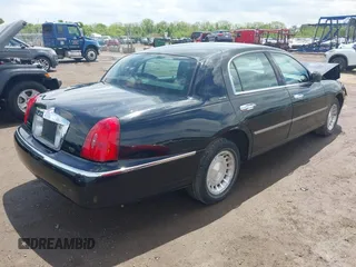 2001 Lincoln Town Car Executive z VIN 1LNHM81W21Y703011, wystawiony jako IAAI lot #42211369 z przebiegiem 188 000 mil mil oraz . Historia ofert i sprzedaży dostępna na DreamBid. Obrazek 4.
