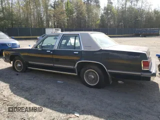 1988 Mercury Grand Marquis GS z VIN 2MEBM74F3JX707373, wystawiony jako Copart lot #53880905 z przebiegiem 5540 mil mil oraz Tytuł czysty. Historia ofert i sprzedaży dostępna na DreamBid. Obrazek 2.