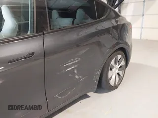 2024 Tesla Model Y Long Range z VIN 7SAYGDEEXRA226636, wystawiony jako IAAI lot #41622144 z przebiegiem 8 908 mil mil oraz . Historia ofert i sprzedaży dostępna na DreamBid. Obrazek 19.