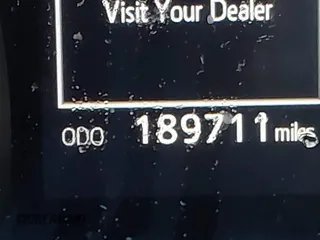 2019 Toyota Camry LE z VIN 4T1B11HK7KU774951, wystawiony jako IAAI lot #41349009 z przebiegiem 189 711 mil mil oraz . Historia ofert i sprzedaży dostępna na DreamBid. Obrazek 16.