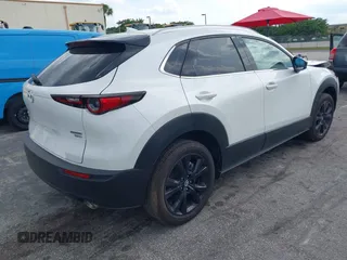 2024 Mazda CX-30 Premium z VIN 3MVDMBDY7RM706554, wystawiony jako IAAI lot #42322863 z przebiegiem 2817 mil mil oraz . Historia ofert i sprzedaży dostępna na DreamBid. Obrazek 4.