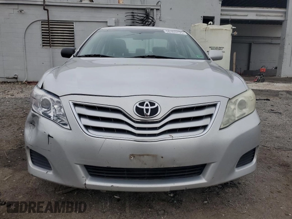 2010 Toyota Camry z VIN 4T1BF3EK1AU019732, wystawiony jako Copart lot #58469755 z przebiegiem 214 898 mil mil oraz Czysty tytuł • Clean title. Historia ofert i sprzedaży dostępna na DreamBid. Obrazek 5.