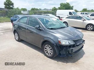 2017 Chevrolet Sonic LT z VIN 1G1JD5SH6H4125266, wystawiony jako IAAI lot #42354200 z przebiegiem 139 344 mil mil oraz . Historia ofert i sprzedaży dostępna na DreamBid. Obrazek 1.