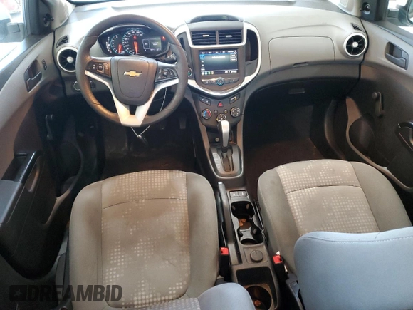2020 Chevrolet Sonic LT z VIN 1G1JG6SB2L4117800, wystawiony jako Copart lot #55223025 z przebiegiem 79 777 mil mil oraz Szkody całkowita. Historia ofert i sprzedaży dostępna na DreamBid. Obrazek 8.