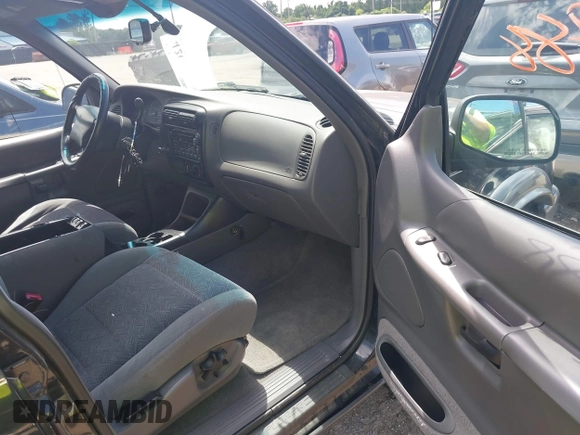 2000 Ford Explorer XLT with VIN 1FMZU83P0YZA06693, listed as a IAAI auction lot 42621988 with 273,874 mi miles and . Bid and sale history available at DreamBid. Image 5.