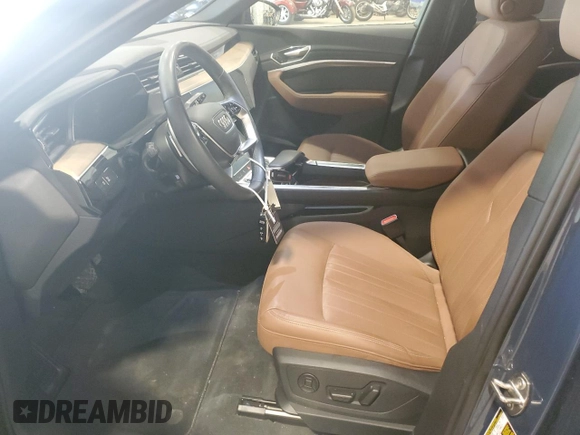 2024 Audi Q8 e-tron z VIN WA15ABGE5RB025102, wystawiony jako Copart lot #65831524 z przebiegiem 10 623 mil mil oraz Szkody całkowita. Historia ofert i sprzedaży dostępna na DreamBid. Obrazek 7.