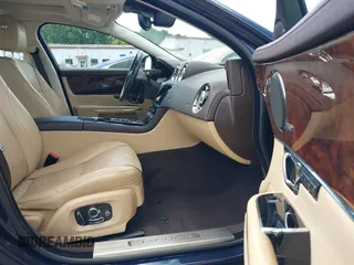 2019 Jaguar XJ R-Sport z VIN SAJWJ1CD0K8W20865, wystawiony jako IAAI lot #42206084 z przebiegiem 42 697 mil mil oraz . Historia ofert i sprzedaży dostępna na DreamBid. Obrazek 5.
