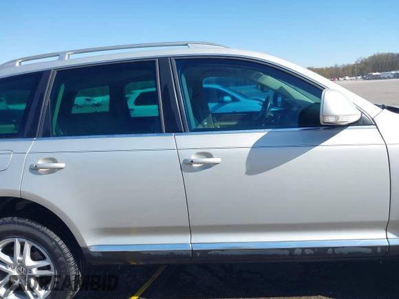 2008 Volkswagen Touareg V6 with VIN WVGBE77L88D003117, listed as a IAAI auction lot 42049007 with 156,940 mi miles and . Bid and sale history available at DreamBid. Image 14.