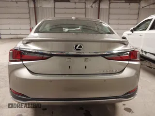 2021 Lexus ES 250 z VIN 58AD11D11MU007968, wystawiony jako IAAI lot #41968246 z przebiegiem 11 522 mil mil oraz . Historia ofert i sprzedaży dostępna na DreamBid. Obrazek 17.