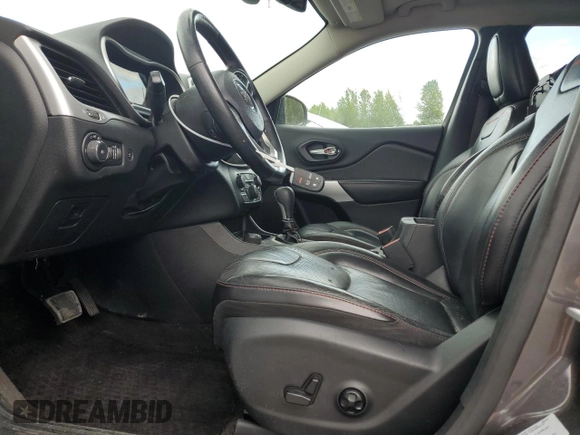 2017 Jeep Cherokee Trailhawk z VIN 1C4PJMBS0HW577055, wystawiony jako Copart lot #56428235 z przebiegiem 137 296 mil mil oraz Szkoda całkowita • Salvage title. Historia ofert i sprzedaży dostępna na DreamBid. Obrazek 7.