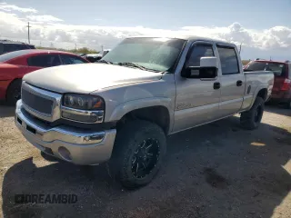 2004 GMC Sierra 2500HD z VIN 1GTHK23174F165138, wystawiony jako Copart lot #51802895 z przebiegiem 179 097 mil mil oraz Szkoda całkowita • Salvage title. Historia ofert i sprzedaży dostępna na DreamBid. Obrazek 1.