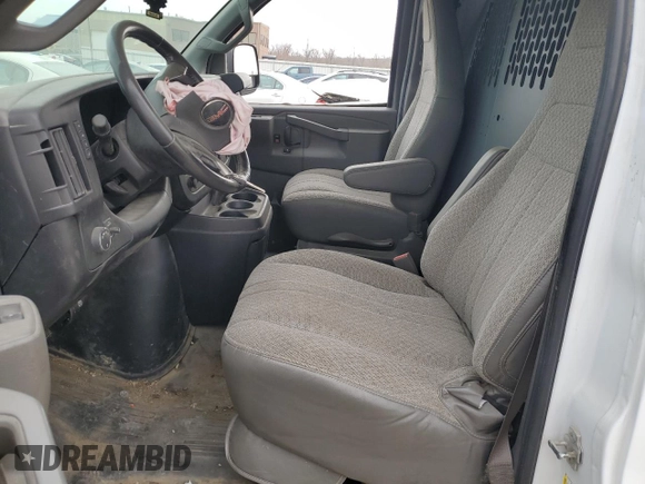 2017 GMC Savana Cargo z VIN 1GTW7AFF7H1291089, wystawiony jako Copart lot #49146145 z przebiegiem Nie podano mil oraz Szkody całkowita. Historia ofert i sprzedaży dostępna na DreamBid. Obrazek 7.