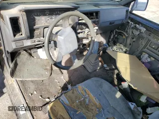 1993 Nissan Hardbody z VIN 1N6HD16SXPC310961, wystawiony jako Copart lot #79261954 z przebiegiem 329 438 mil mil oraz Szkody całkowita. Historia ofert i sprzedaży dostępna na DreamBid. Obrazek 8.