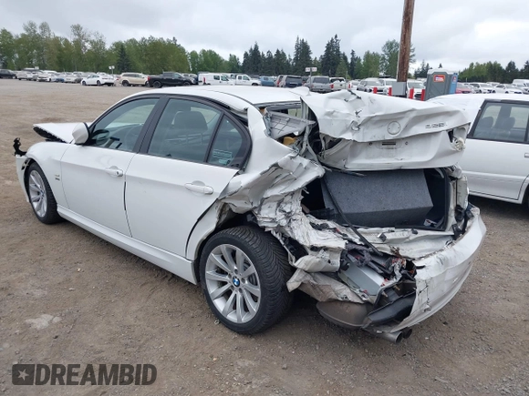 2011 BMW 3 Series 328i xDrive z VIN WBAPK5G59BNN27626, wystawiony jako IAAI lot #42140058 z przebiegiem 122 120 mil mil oraz . Historia ofert i sprzedaży dostępna na DreamBid. Obrazek 6.