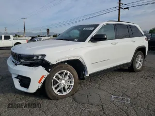 2024 Jeep Grand Cherokee Laredo z VIN 1C4RJHAG1RC235677, wystawiony jako Copart lot #86122014 z przebiegiem 5 790 mil mil oraz Szkoda całkowita • Salvage title. Historia ofert i sprzedaży dostępna na DreamBid. Obrazek 1.
