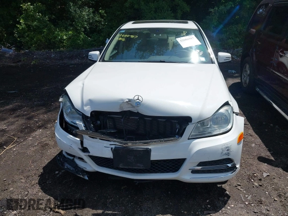 2013 Mercedes-Benz C 300 Sport z VIN WDDGF8ABXDA842362, wystawiony jako IAAI lot #42686987 z przebiegiem 84 145 mil mil oraz . Historia ofert i sprzedaży dostępna na DreamBid. Obrazek 12.