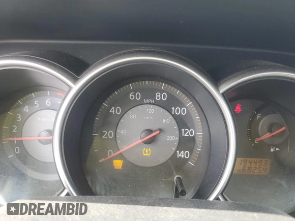 2008 Nissan Versa S z VIN 3N1BC11E18L395470, wystawiony jako Copart lot #58639875 z przebiegiem 194 493 mil mil oraz Czysty tytuł • Clean title. Historia ofert i sprzedaży dostępna na DreamBid. Obrazek 9.