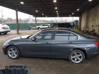 2015 BMW 3 Series 328i xDrive z VIN WBA3B3G58FNR85943, wystawiony jako IAAI lot #41721614 z przebiegiem 95 997 mil mil oraz . Historia ofert i sprzedaży dostępna na DreamBid. Obrazek 14.