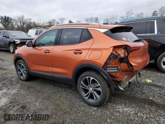 2022 Buick Encore GX Essence z VIN KL4MMFSL9NB021080, wystawiony jako Copart lot #42240785 z przebiegiem 38 164 mil mil oraz Czysty tytuł • Clean title. Historia ofert i sprzedaży dostępna na DreamBid. Obrazek 2.