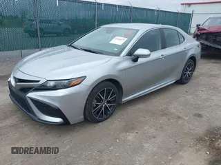 2023 Toyota Camry SE z VIN 4T1G11AK0PU766665, wystawiony jako IAAI lot #42202075 z przebiegiem 59 320 mil mil oraz . Historia ofert i sprzedaży dostępna na DreamBid. Obrazek 17.