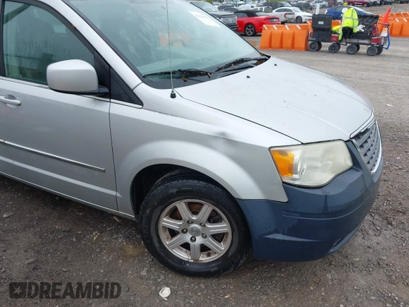 2010 Chrysler Town & Country Touring z VIN 2A4RR5D12AR198014, wystawiony jako IAAI lot #42220458 z przebiegiem 182 529 mil mil oraz . Historia ofert i sprzedaży dostępna na DreamBid. Obrazek 12.