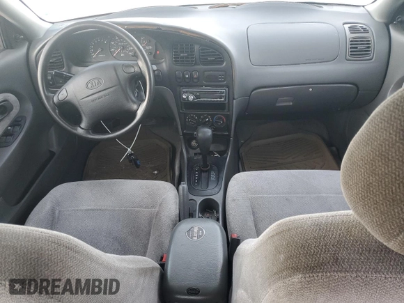 2001 Kia Sephia z VIN KNAFB121715066725, wystawiony jako Copart lot #86552964 z przebiegiem 76 915 mil mil oraz Tytuł czysty. Historia ofert i sprzedaży dostępna na DreamBid. Obrazek 8.