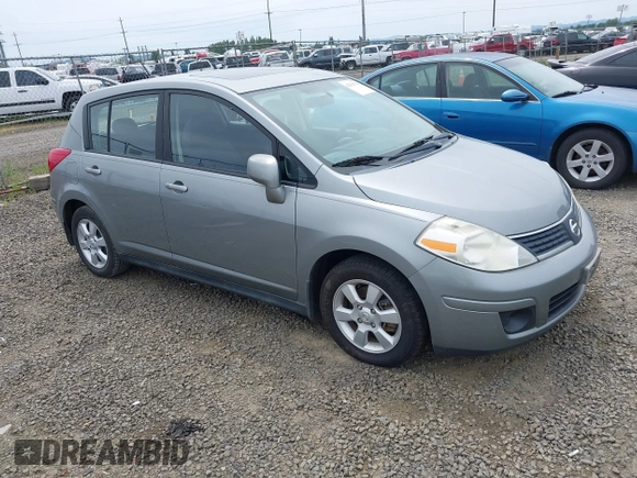 2007 Nissan Versa SL z VIN 3N1BC13E97L383420, wystawiony jako IAAI lot #42254796 z przebiegiem 141 987 mil mil oraz . Historia ofert i sprzedaży dostępna na DreamBid. Obrazek 1.