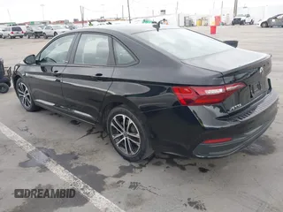2024 Volkswagen Jetta Sport z VIN 3VWBM7BU0RM050426, wystawiony jako IAAI lot #42213683 z przebiegiem 29 940 mil mil oraz . Historia ofert i sprzedaży dostępna na DreamBid. Obrazek 3.