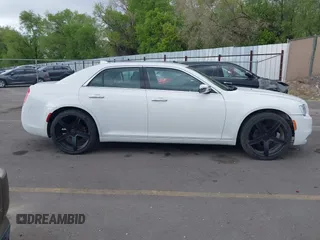2019 Chrysler 300 Limited z VIN 2C3CCAEG9KH698188, wystawiony jako IAAI lot #42190234 z przebiegiem 62 817 mil mil oraz . Historia ofert i sprzedaży dostępna na DreamBid. Obrazek 13.