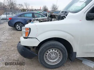 2018 Nissan NV Cargo S z VIN 1N6BF0LY0JN807791, wystawiony jako IAAI lot #41868591 z przebiegiem 128 813 mil mil oraz . Historia ofert i sprzedaży dostępna na DreamBid. Obrazek 22.