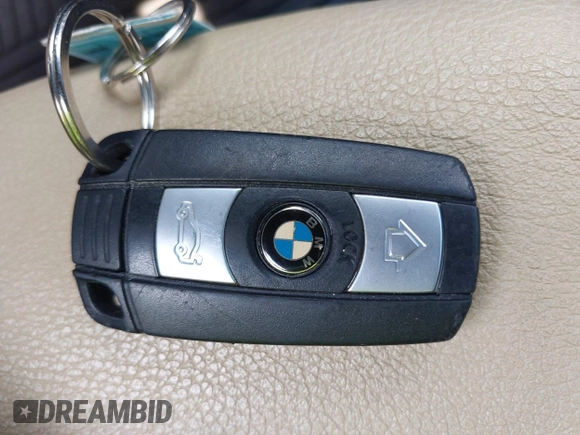2013 BMW 1 Series 128i z VIN WBAUP7C56DVP24536, wystawiony jako IAAI lot #42423078 z przebiegiem 74 874 mil mil oraz . Historia ofert i sprzedaży dostępna na DreamBid. Obrazek 11.