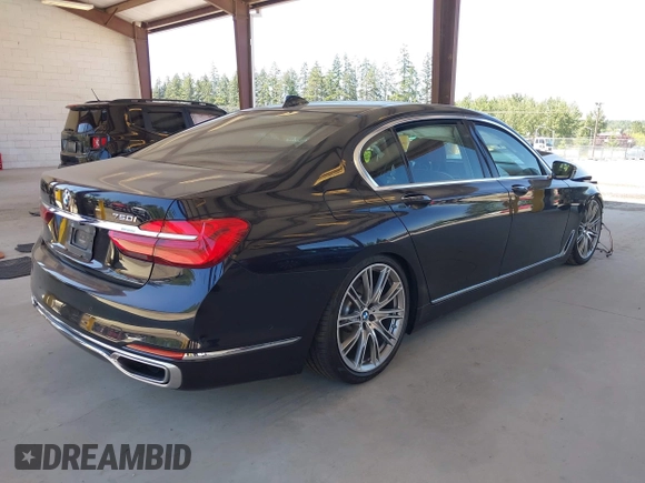 2017 BMW 7 Series 750i z VIN WBA7F0C59HGM21185, wystawiony jako IAAI lot #42360146 z przebiegiem Nie podano mil oraz . Historia ofert i sprzedaży dostępna na DreamBid. Obrazek 4.