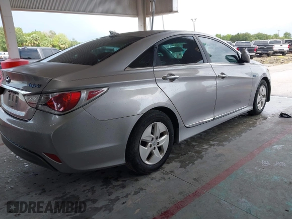 2012 Hyundai Sonata Hybrid z VIN KMHEC4A47CA060132, wystawiony jako IAAI lot #42391529 z przebiegiem 111 293 mil mil oraz . Historia ofert i sprzedaży dostępna na DreamBid. Obrazek 4.