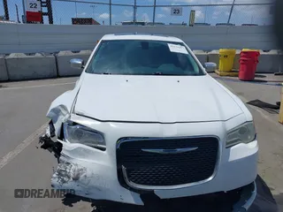2016 Chrysler 300 C z VIN 2C3CCAEG3GH212241, wystawiony jako IAAI lot #42131477 z przebiegiem 179 973 mil mil oraz . Historia ofert i sprzedaży dostępna na DreamBid. Obrazek 12.