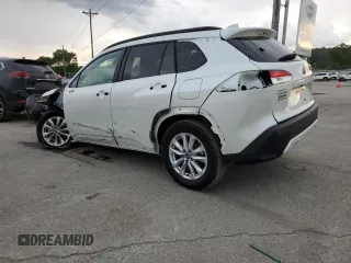 2024 Toyota Corolla Cross LE z VIN 7MUCAAAG2RV100676, wystawiony jako Copart lot #56000675 z przebiegiem 12 471 mil mil oraz Tytuł czysty. Historia ofert i sprzedaży dostępna na DreamBid. Obrazek 2.