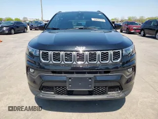 2025 Jeep Compass Latitude z VIN 3C4NJDBN9ST515927, wystawiony jako Copart lot #50828755 z przebiegiem 11 454 mil mil oraz Szkoda całkowita • Salvage title. Historia ofert i sprzedaży dostępna na DreamBid. Obrazek 5.
