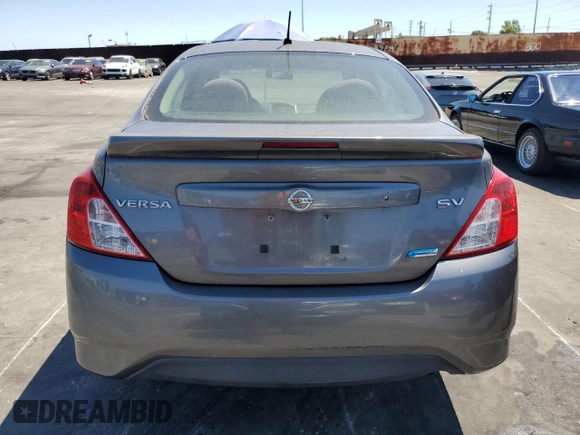 2016 Nissan Versa S z VIN 3N1CN7AP6GL840268, wystawiony jako Copart lot #55103695 z przebiegiem 106 331 mil mil oraz Czysty tytuł • Clean title. Historia ofert i sprzedaży dostępna na DreamBid. Obrazek 6.
