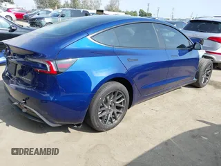 2025 Tesla Model 3 Long Range z VIN 5YJ3E1EB3SF907019, wystawiony jako IAAI lot #42117014 z przebiegiem 3 323 mil mil oraz . Historia ofert i sprzedaży dostępna na DreamBid. Obrazek 4.