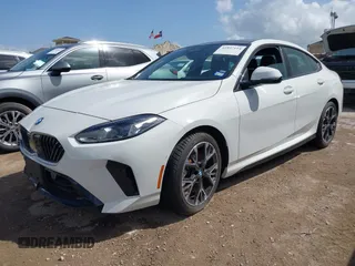 2025 BMW 2 Series 228 xDrive z VIN WBA23GG06S7S55337, wystawiony jako IAAI lot #42537114 z przebiegiem 5 917 mil mil oraz . Historia ofert i sprzedaży dostępna na DreamBid. Obrazek 2.