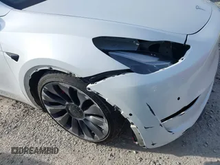 2021 Tesla Model Y Performance z VIN 5YJYGDEFXMF240246, wystawiony jako IAAI lot #42042951 z przebiegiem 76 139 mil mil oraz . Historia ofert i sprzedaży dostępna na DreamBid. Obrazek 21.