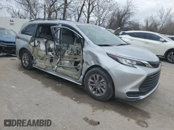 2021 Toyota Sienna LE z VIN 5TDBRKEC2MS031556, wystawiony jako Copart lot #42641195 z przebiegiem 55 211 mil mil oraz Szkoda całkowita • Salvage title. Historia ofert i sprzedaży dostępna na DreamBid. Obrazek 4.