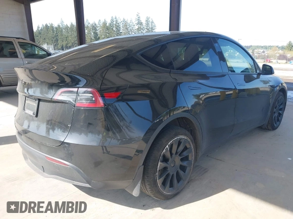 2022 Tesla Model Y Long Range with VIN 7SAYGDEE1NF550202, listed as a IAAI auction lot 42121718 with 28,211 mi miles and . Bid and sale history available at carsss.com. Image 4.