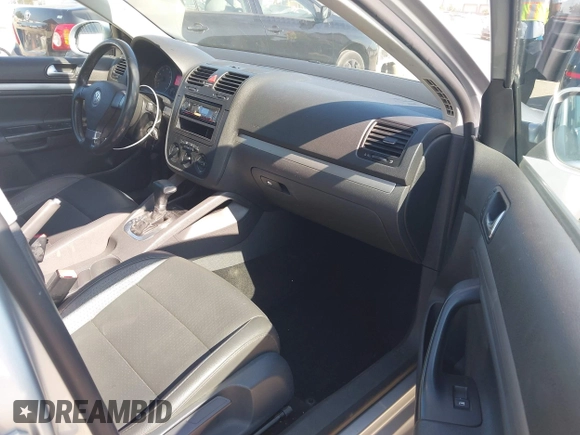 2008 Volkswagen Jetta SE z VIN 3VWRM71KX8M191212, wystawiony jako IAAI lot #42660632 z przebiegiem 198 459 mil mil oraz . Historia ofert i sprzedaży dostępna na DreamBid. Obrazek 5.