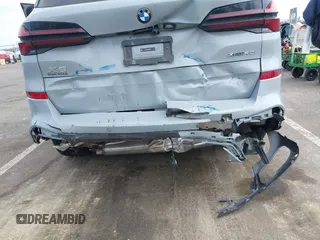 2024 BMW X5 xDrive40i z VIN 5UX23EU06R9U85520, wystawiony jako IAAI lot #41785217 z przebiegiem Nie podano mil oraz . Historia ofert i sprzedaży dostępna na DreamBid. Obrazek 6.