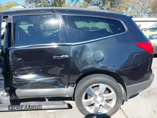 2011 Chevrolet Traverse 1LT z VIN 1GNKRGED3BJ373931, wystawiony jako IAAI lot #40876388 z przebiegiem 234 394 mil mil oraz . Historia ofert i sprzedaży dostępna na DreamBid. Obrazek 20.