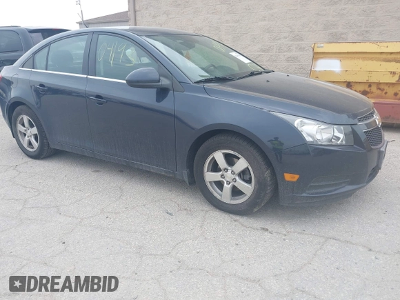 2014 Chevrolet Cruze 1LT z VIN 1G1PC5SB3E7242029, wystawiony jako IAAI lot #42404193 z przebiegiem 143 896 mil mil oraz . Historia ofert i sprzedaży dostępna na DreamBid. Obrazek 1.