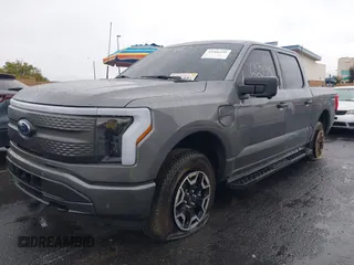 2023 Ford F-150 Lightning Pro z VIN 1FTVW1EL8PWG48559, wystawiony jako IAAI lot #41566599 z przebiegiem 8 830 mil mil oraz . Historia ofert i sprzedaży dostępna na DreamBid. Obrazek 23.